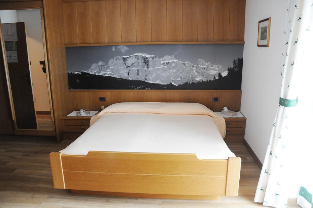 Hotel Garni Soreie Pozza di Fassa Exterior foto